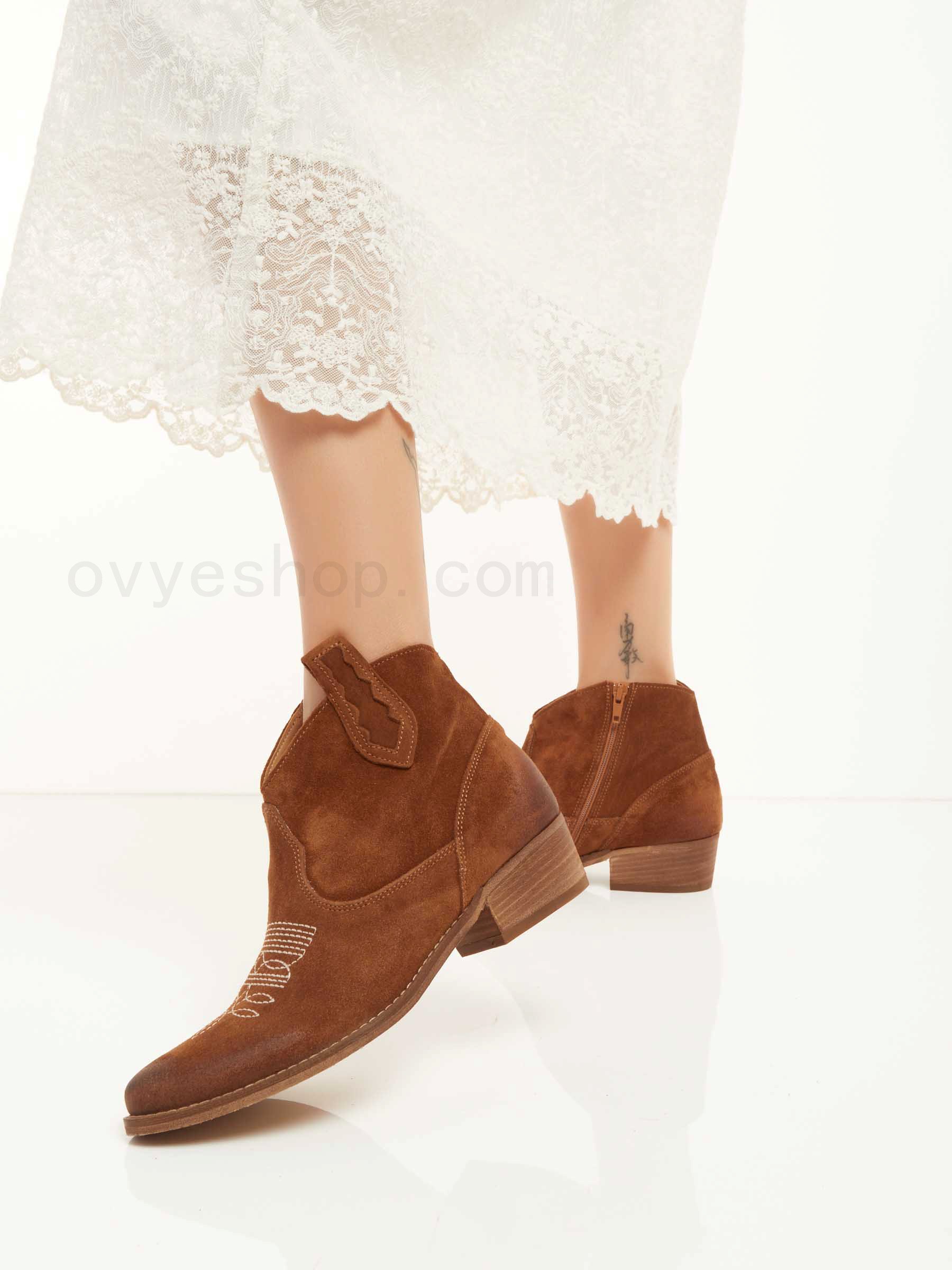 (image for) Suede Cowboy Ankle Boots F0817885-0524 Economici